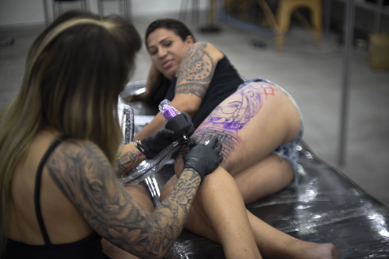 Блондинка принимает горячую ванну и получает в пилотку фаллос татуированного мачо