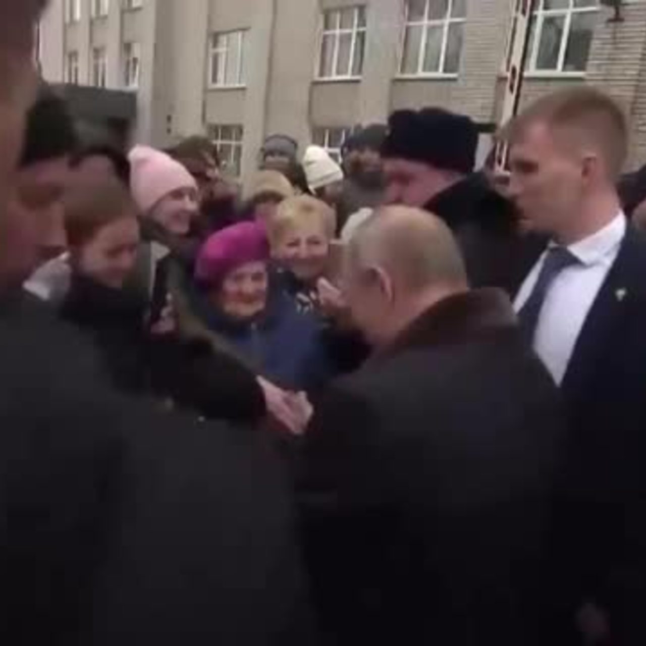 Владимир Путин обнимает