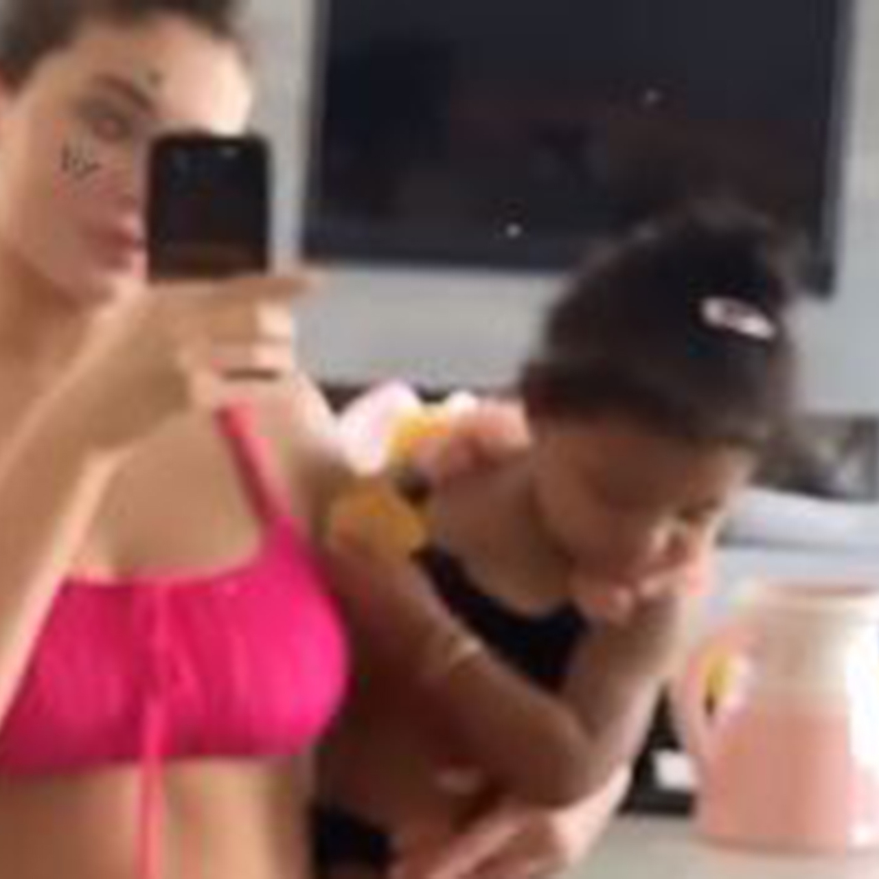 Восемнадцатилетняя тайка сняла с себя розовый купальник порно фото