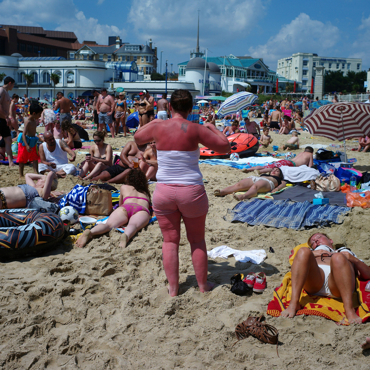 фото людей на пляже реальные