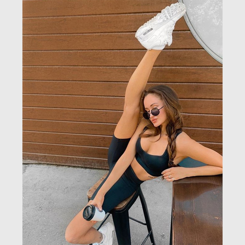 Молодая и развратная гимнастка устроила себе фотосессию