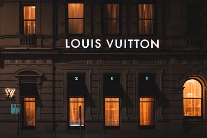 Louis Vuitton         V