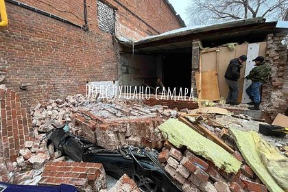 В российском городе обвалившаяся стена дома придавила автомобиль
