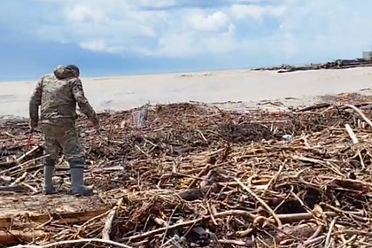 Заваленный мусором после залповых ливней пляж в Туапсе попал на видео