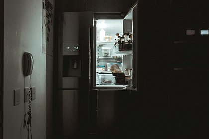 Женщина обнаружила сидящую на холодильнике посреди ночи соседку и испугалась