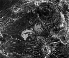Вид участка поверхности Венеры в условных цветах, полученный на основе радиолокационных изображений с "Магеллана"