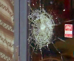 Разбитая витрина магазина, кадр "Первого канала"