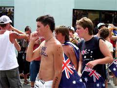 Молодые австралийцы с национальными флагами в Кроналле. Фото с сайта en.wikipedia.org
