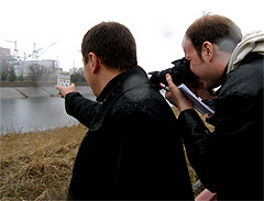 Замер радиации на берегу реки Припять, фото Екатерины Чекушиной, Lenta.ru