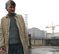 Иван позирует на фоне реактора, фото Борислава Козловского, Lenta.ru
