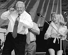 Борис Ельцин танцует на концерте во время предвыборной компании 1996 года, фото с сайта ffix1975.livejournal.com