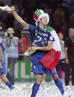 Марко Матерацци - итальянский герой. Фото AFP