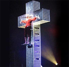 Мадонна на кресте во время концертного тура 2006 года, фото с сайта cultnews.com