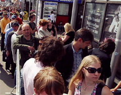 Очередь за билетами на концерт Мадонны, Москва, август 2006, фото Максима Авдеева