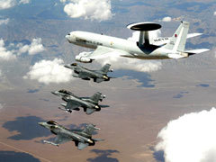 Звено F-16 и E-3C. Фото ВВС США