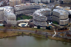 Отель Watergate. Фото с сайта <a href="http://en.wikipedia.org/wiki/Image:WatergateFromAir.JPG" target="_blank">wikipedia.org</a>