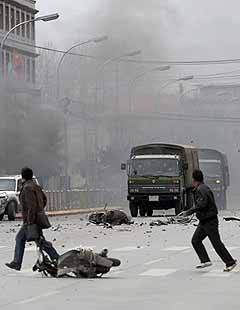 Протестующие тибетцы на улицах Лхасы. AFP