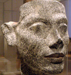 Гранитная голова Нефертити. Фото Keith Schengili-Roberts для wikipedia.org