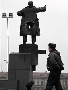 Поврежденный памятник Ленину на Финляндском вокзале. Фото (c)AP