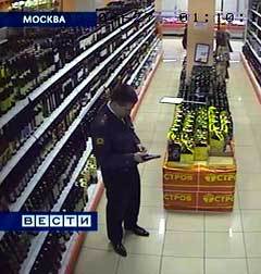 Денис Евсюков заряжает пистолет. Кадр камеры видеонаблюдения, переданный в эфире телеканала "Россия"