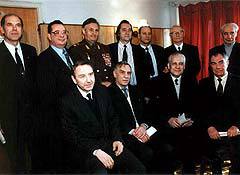 Валентин Варенников (третий слева в верхнем ряду) и члены ГКЧП в гостях у писателя А.Проханова, 1994 год. Фото с сайта valentinvarennikov.ru