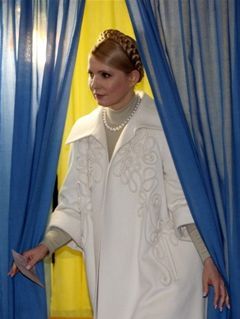 Тимошенко пришла на выборы в белом. Фото AFP