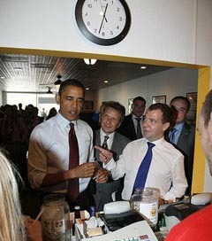 Барак Обама расплачивается за завтрак. Фото пресс-службы президента России 