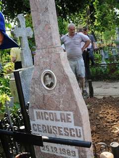 Эксгумация останков Чаушеску на кладбище в Бухаресте. Фото (c)AFP