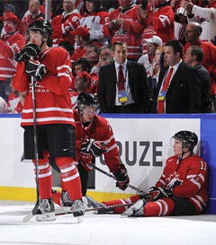 Разочарованные игроки канадской сборной. Фото <a href="http://www.iihf.com" target="_blank">IIHF</a>