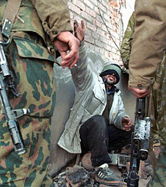 Пленный боевик. Грозный, 2000 год. Фото <a href=http://lenta.ru/info/afp.htm>(c)AFP</a>