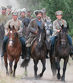 Антоновская армия прибывает в деревню. Источник: kino-teatr.ru
