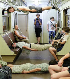 Планкинг в московском метро. Фото из социальной сети "ВКонтакте". Открыть фотогалерею