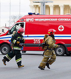 Сотрудники МЧС у минского метро, 11 апреля 2011 года. Фото РИА Новости, Сергей Самохин