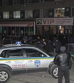 Милиция на месте ограбления. Фото с сайта glavnoe.ua