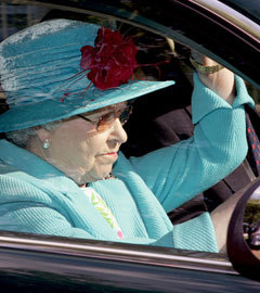 Елизавета II в автомобиле Jaguar. Фото Reuters 