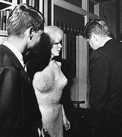 Мэрилин Монро с Джоном (справа) и Робертом Кеннеди (слева) 19 мая 1962 года. Фото <a href=http://lenta.ru/info/ap.htm>(c)AP</a>, архив