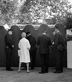 Полиция и репортеры у дома Мэрилин Монро 5 августа 1962 года. Фото <a href=http://lenta.ru/info/ap.htm>(c)AP</a>, архив