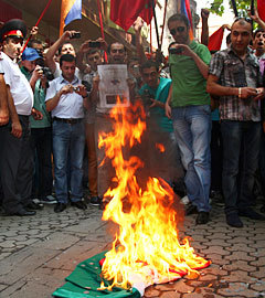 Акция протеста у посольства Венгрии в Ереване, 1 сентября 2012 года. Фото Reuters