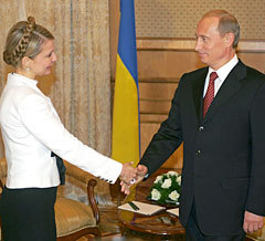 Юлия Тимошенко и Владимир Путин, март 2005 года. Фото Reuters