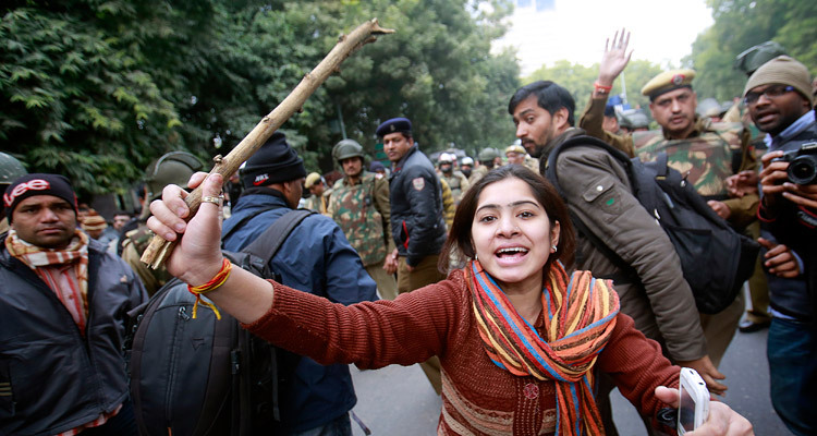 Участница демонстрации в Дели 30 декабря. Фото: Danish Siddiqui / Reuters