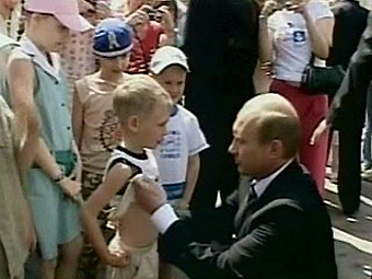 Путин и дети Президент поцеловал мальчика в живот и вошел в историю  политического пиара: Из жизни: Lenta.ru