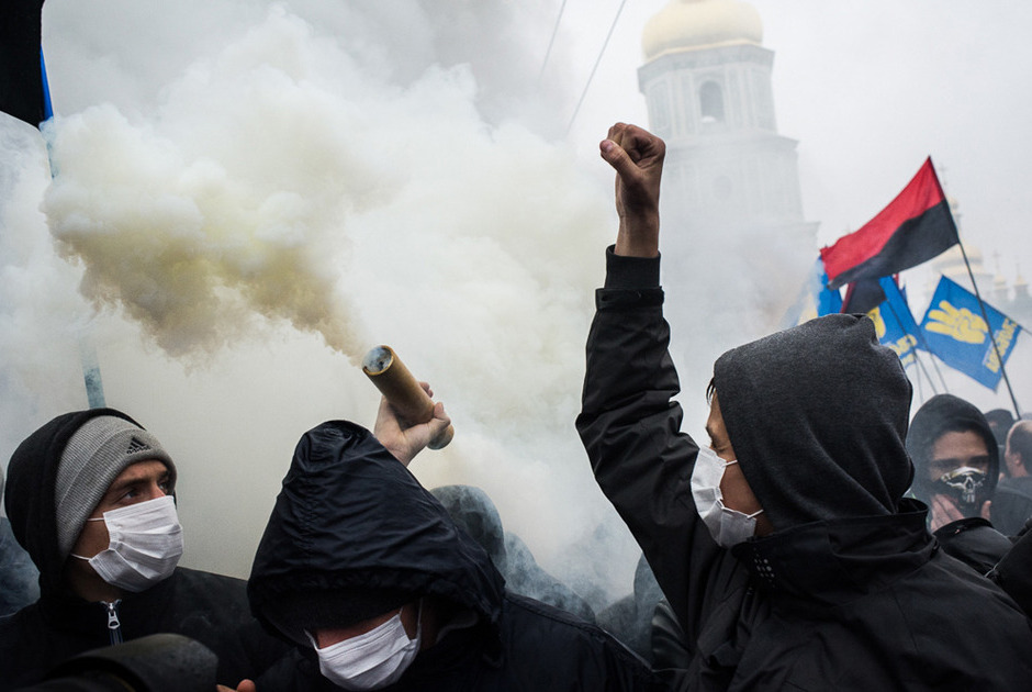 Украинские националисты выкрикивают лозунги и поджигают дымовые шашки на шествии по случаю 70-й годовщины создания Украинской повстанческой армии в  Киеве, 14 октября 2012 года