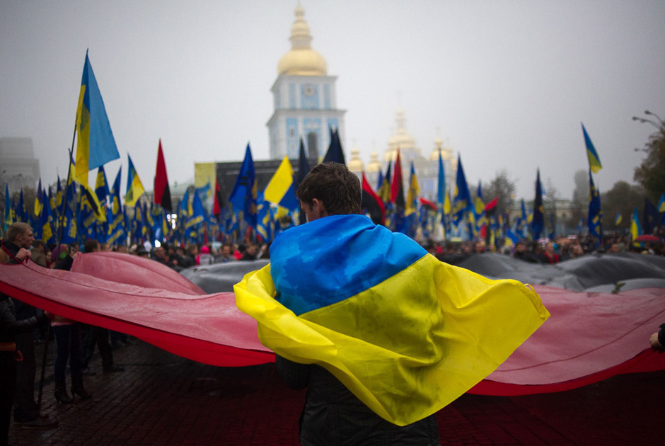 Украинские националисты развернули красно-черный флаг УПА  во время марша в честь 70-летия Украинской повстанческой армии в Киеве, 14 октября 2012 года