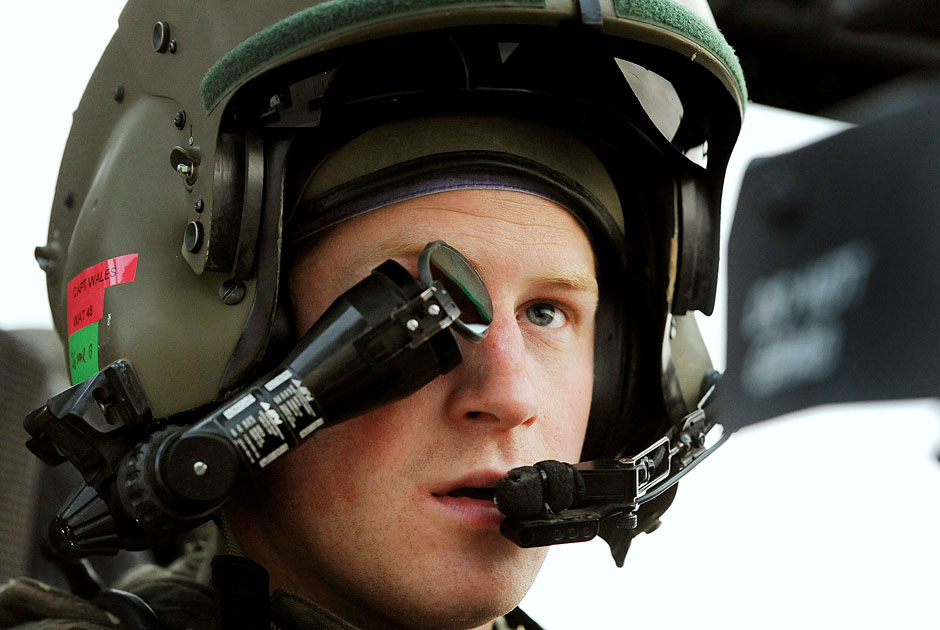 Принц Гарри за штурвалом вертолета AH-64 Apache
