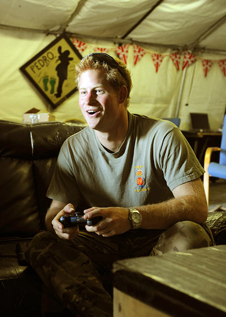 Принц Гарри играет в компьютерную игру в своей палатке на базе «Кэмп-Бастион»