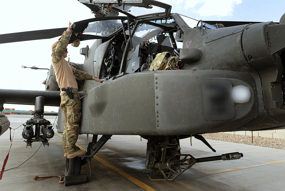 Принц Гарри перед полетом на вертолете AH-64 Apache