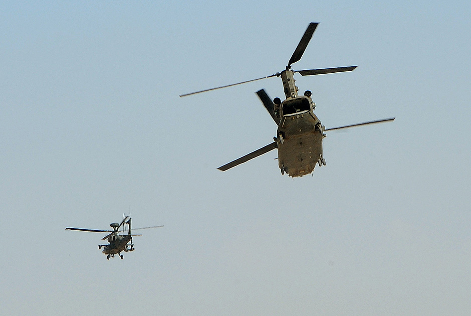 Вертолет принца Гарри AH-64 Apache (слева)