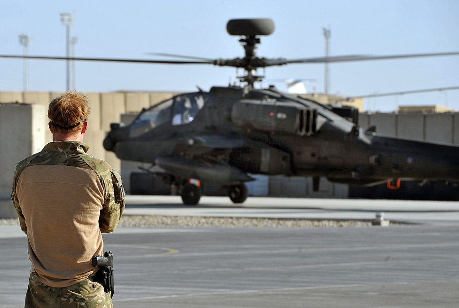 Принц Гарри и вертолет AH-64 Apache