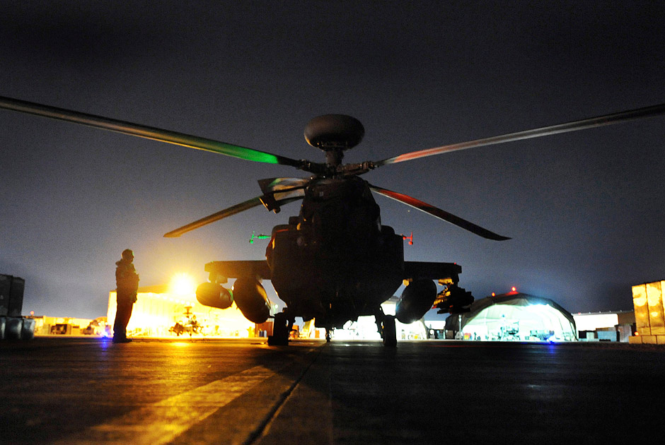 Вертолет принца Гарри готовят к ночному вылету