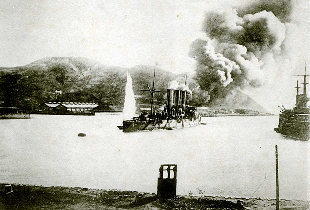 Крейсер «Паллада» под обстрелом в гавани Порт-Артура, 1904 год
